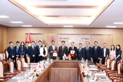 Các đại biểu chụp ảnh lưu niệm tại chương trình.