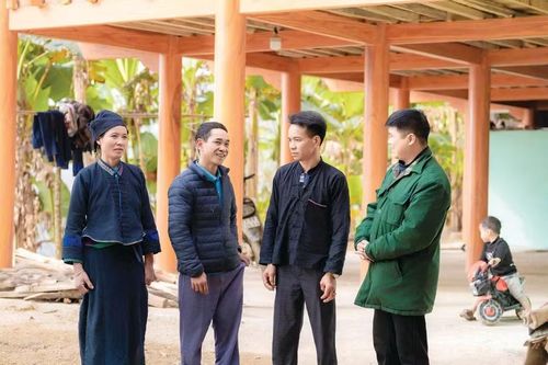 Niềm vui của những người dân được hỗ trợ xây dựng nhà kiên cố.