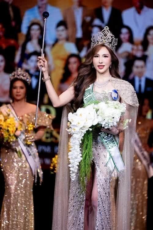 Với Tiffany Trúc Châu, chiếc vương miện không chỉ là phần thưởng cho một hành trình. (Ảnh NVCC)