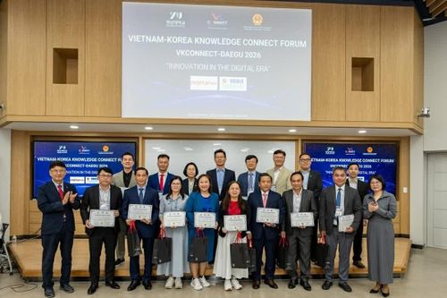 Trao chứng nhận cho chủ tọa các phiên thảo luận tại Diễn đàn. (Nguồn: Tổng Lãnh sự quán Việt Nam tại Busan)