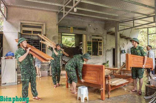 Cán bộ, chiến sĩ Đồn Biên phòng Nậm Chảy giúp nhân dân khắc phục thiệt hại do mưa lũ gây ra. Ảnh: Đơn vị cung cấp