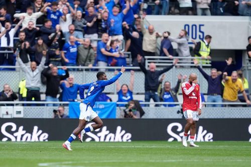 Maitland-Niles của Everton ăn mừng bàn thắng vào lưới MU.