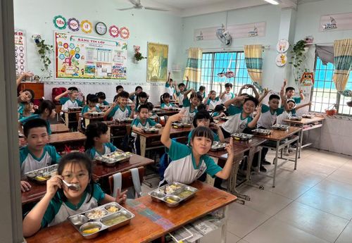 Học sinh Trường Tiểu học Hạnh Thông trong bữa ăn bán trú tại trường năm học trước.