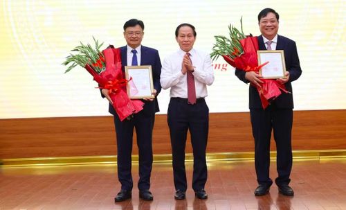 Phó Thủ tướng Lê Tiến Châu trao quyết định bổ nhiệm cho hai tân Phó Tổng Thanh tra Chính phủ.