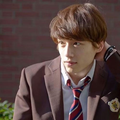 Sakaguchi Kentaro sinh năm 1991, được coi là nam thần hoàn hảo nhất của màn ảnh Nhật Bản. Nam nghệ sĩ sở hữu đôi mắt nâu mơ màng, làn da trắng, chiếc mũi cao bướng bỉnh. Nhiều khán giả bình luận Sakaguchi Kentaro thu hút vì toát lên chất "thơ" khó diễn tả, tạo cảm giác là một người chân thành ấm áp, ngọt ngào, nhưng cũng đầy chất nghệ sĩ, hoang dại và nam tính.