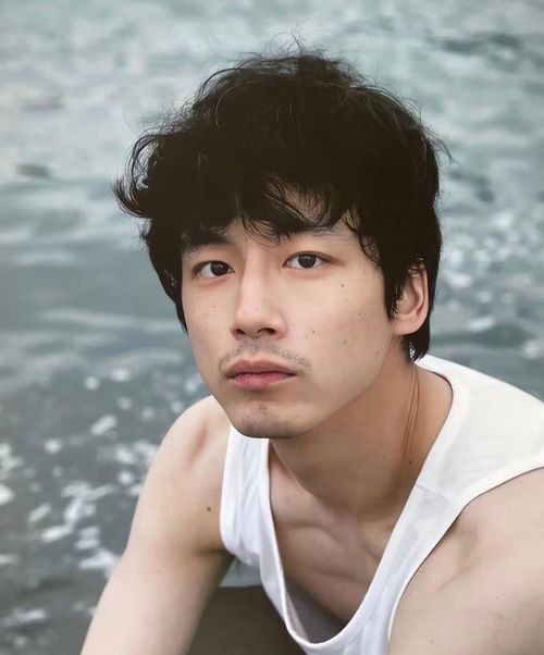 Sakaguchi Kentaro bắt đầu sự nghiệp với vai trò người mẫu từ năm 19 tuổi nhờ gương mặt điển trai và chiều cao 1,83 m. Anh ký hợp đồng 7 năm với tư cách người mẫu độc quyền cho tạp chí thời trang MEN'S NON-NO, trở thành gương mặt quen thuộc trên các sàn diễn thời trang.