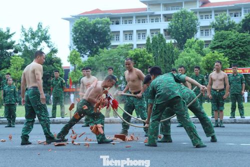 Những màn khí công thượng thừa là minh chứng cho sự khổ luyện bền bỉ của các chiến binh Biên phòng.