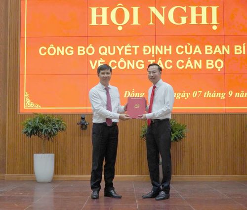 Ông Nguyễn Thanh Nhàn (bên phải) nhận quyết định Phó Bí thư Tỉnh uỷ Đồng Tháp.