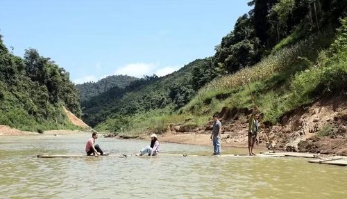 Người dân tại xã Quý Hòa sử dụng bè tre qua sông Bắc Giang. Ảnh chụp thời điểm tháng 7/2026.
