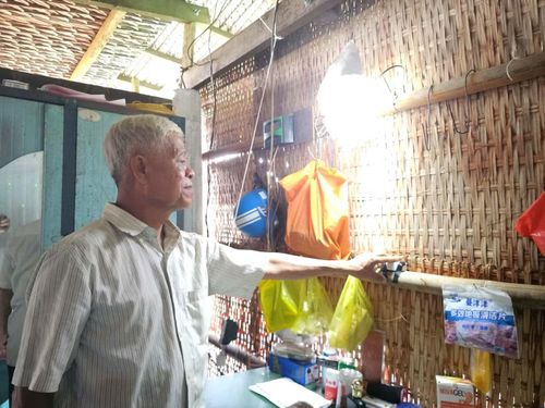 Ông Hai Nguyên bật điện trong nhà mình. Ảnh: Hòa Hội.