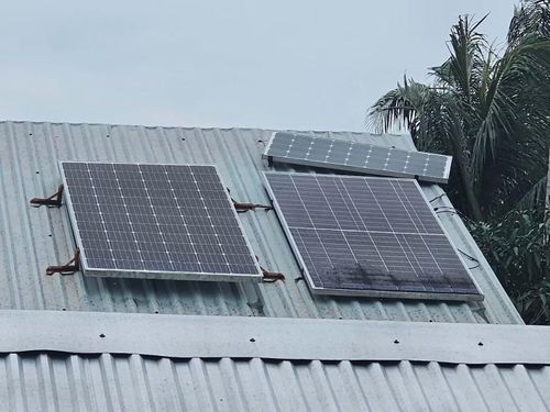 Pin năng lượng lắp trên mái nhà người dân cồn Hô. Ảnh: Hòa Hội.