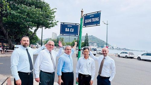Đại sứ Shovgi (thứ ba từ trái sang) tại đường Ba Cu