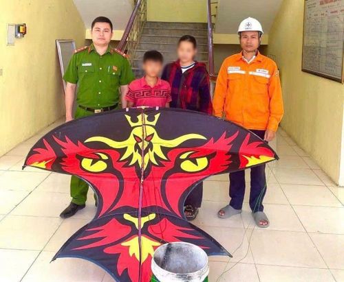 Nam sinh thoát chết khi diều vướng vào đường dây điện gây chập, cháy