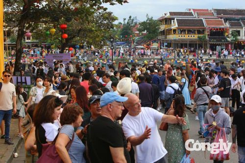 Lượng khách du lịch nước ngoài đến Đà Nẵng ngày càng đông, địa phương đang tăng cường kiểm tra cư trú và hoạt động của người nước ngoài.