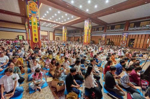Buổi talkshow tại chùa Hưng Phúc thu hút sự tham gia của rất nhiều bậc làm cha mẹ cùng đi với con của mình.