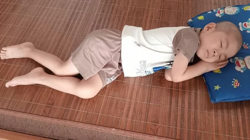 Cậu bé Phạm Xuân Chương đang trong quá trình điều trị hoá chất