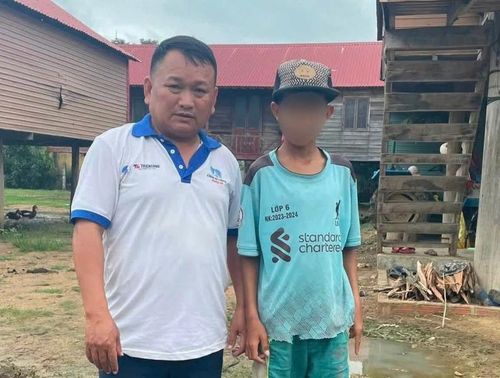 Thầy Vũ Văn Tùng cùng em C sau 4 ngày kiên trì thuyết phục phụ huynh. Ảnh: NVCC