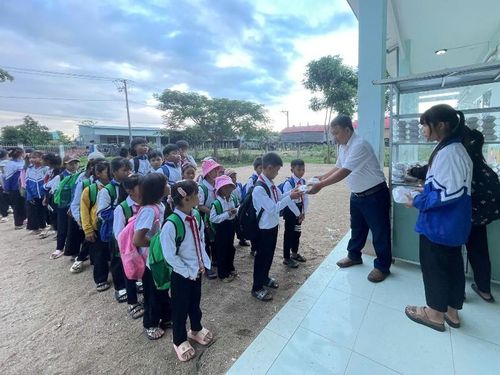 Thầy Tùng lập ra “Tủ bánh mì không đồng” để hỗ trợ bữa sáng cho các em. Ảnh: NVCC