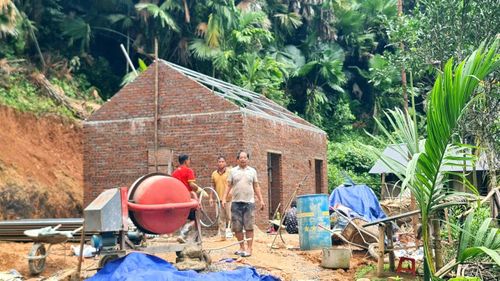 Sau khi Báo VietNamNet chia sẻ hoàn cảnh của gia đình ông Phong, nhiều mạnh thường quân đã hỗ trợ xây căn nhà mới giúp vợ chồng ông Phong có chỗ ở mới an toàn