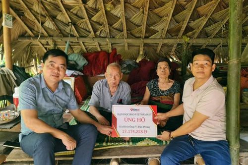 Đại diện Báo VietNamNet phối hợp địa phương trao số tiền 17.174.525 đồng tới gia đình ông Phong