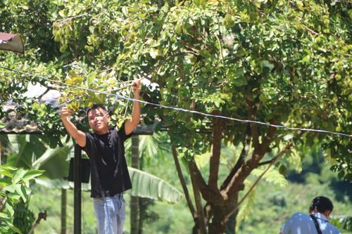 Người dân cải tạo đất để trồng cây ăn quả. Ảnh: Huy Trường