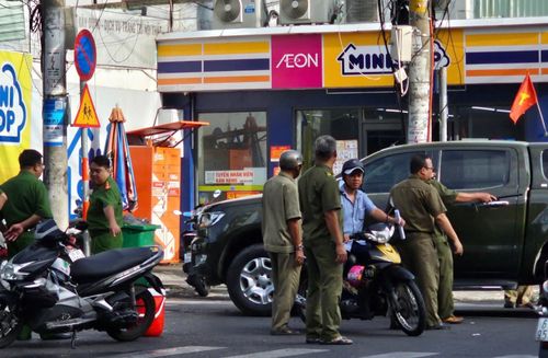 Công an phong tỏa hiện trường vụ cháy khách sạn ở TPHCM. Ảnh: MK
