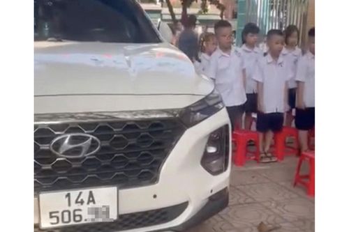 Hình ảnh ô tô được cho là đỗ "chen" vào khu vực học sinh đang chào cờ.