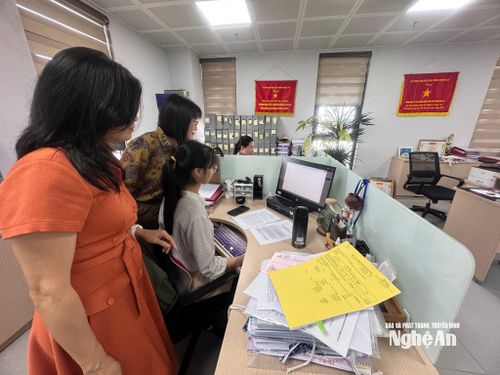 Cán bộ công chức Phòng Quản lý giá và Công sản, Sở Tài chính Nghệ An thống kê tài sản trong quá trình sáp nhập hành chính. Ảnh: Nguyễn Hải