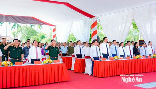 Các đồng chí lãnh đạo, đại biểu thành kính tưởng niệm, bày tỏ lòng biết ơn sâu sắc đối với công lao và những đóng góp to lớn của Tổng Bí thư Lê Hồng Phong. Ảnh: Phạm Bằng