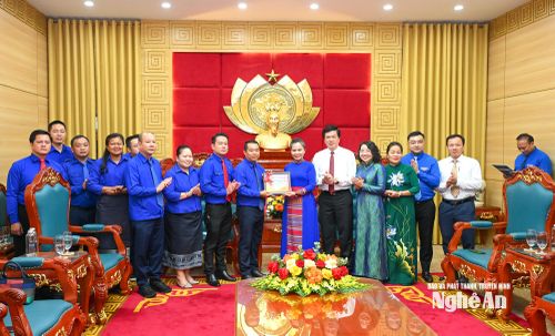 Đoàn đại biểu Thủ đô Viêng Chăn tặng quà lưu niệm Thường trực Tỉnh ủy Nghệ An. Ảnh: Thành Cường