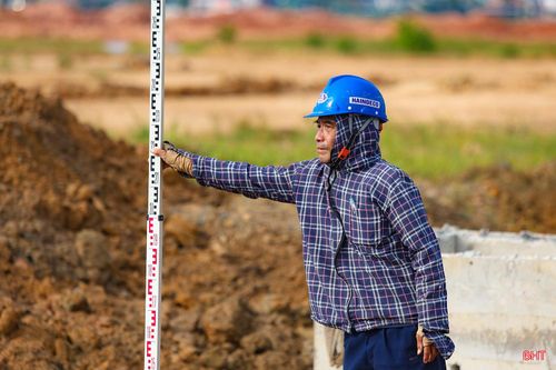  Cùng với san lấp mặt bằng, các hạng mục hạ tầng kỹ thuật của dự án như giao thông, cấp thoát nước, điện chiếu sáng, thông tin liên lạc cũng được triển khai đồng loạt, khối lượng thực hiện đạt khoảng 30%. Trong ảnh: Công nhân Công ty CP Phát triển Công nghiệp - Xây lắp và Thương mại Hà Tĩnh thi công hệ thống mương thoát nước mưa và thoát nước thải. 