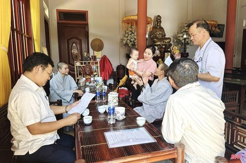 Các đơn vị liên quan kiểm tra, xác minh và thăm khám sức khỏe cho bé.