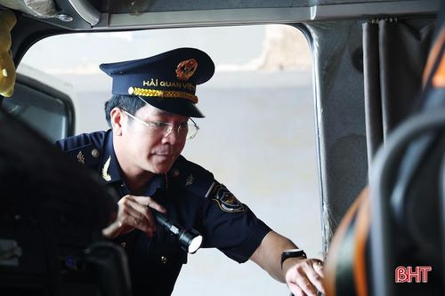 Cán bộ Hải quan Cửa khẩu quốc tế Cầu Treo kiểm tra phương tiện xuất nhập cảnh.