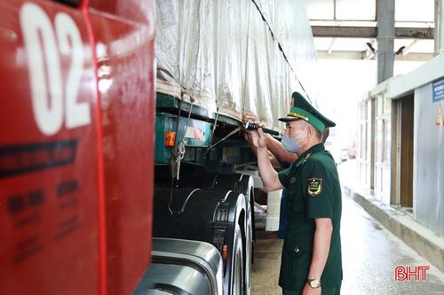 Các lực lượng chức năng tăng cường kiểm soát phương tiện qua cửa khẩu quốc tế Cầu Treo.