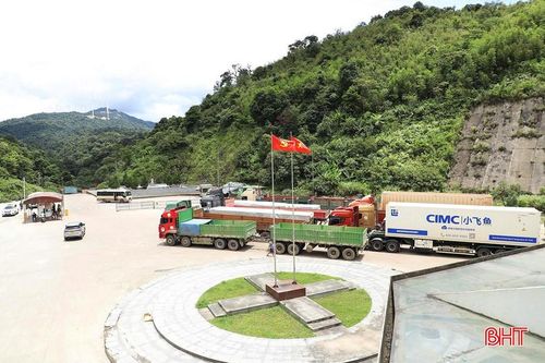 Xe hàng nối đuôi nhau thông quan qua Cửa khẩu quốc tế Cầu Treo.