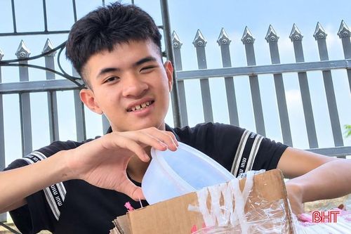 Bị khiếm thị từ nhỏ, anh Nguyễn ﻿Bá Mạnh gặp nhiều khó khăn trong hành trình tìm kiếm việc làm.