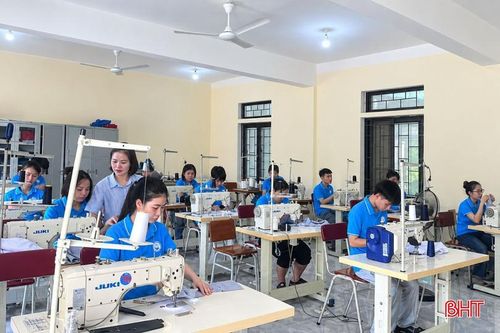 Học viên khuyết tật tham gia lớp đào tạo nghề may tại Trung tâm Công tác xã hội - Giáo dục nghề nghiệp cho người khuyết tật Hà Tĩnh.