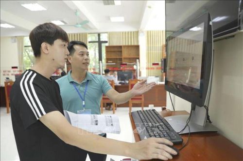 Cán bộ xã Nậm Kè (tỉnh Điện Biên) bám sát dân, tuyên truyền chính sách của Đảng, pháp luật Nhà nước. Ảnh: TTXVN