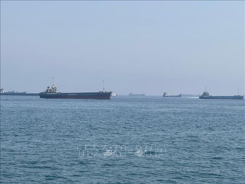 Tàu thuyền mắc kẹt trên vùng biển gần Khasab, thị trấn miền Bắc Oman, ngày 29/5/2026 do hoạt động hàng hải bị hạn chế tại Eo biển Hormuz. Ảnh tư liệu: THX/TTXVN phát