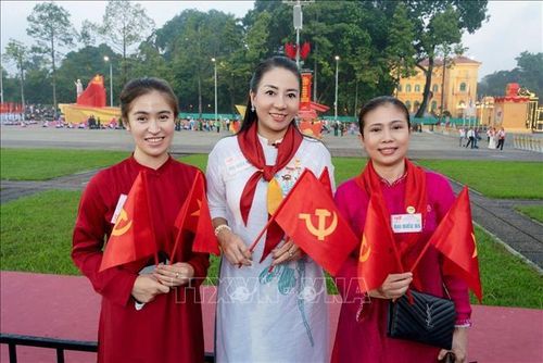 Chị Tạ Thùy Liên (giữa), Trưởng Ban Liên lạc người Việt Nam tại Singapore, luôn nỗ lực gắn kết các thế hệ người Việt Nam ở Singapore với quê hương, đất nước. Ảnh: TTXVN phát