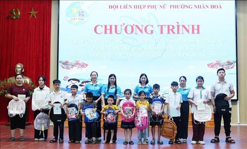 Hội Liên hiệp Phụ nữ phường Nhân Hòa, tỉnh Bắc Ninh trao quà cho học sinh. Ảnh: Thanh Thương/TTXVN