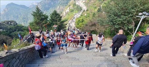 Du khách chinh phục những bậc đá trên hành trình khám phá Thái Sơn.