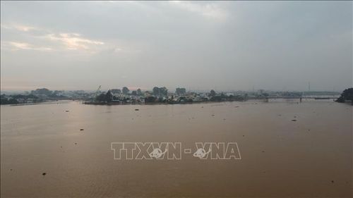 Trong 6 giờ tới, mực nước trên sông Đồng Nai tại trạm Tà Lài dao động ở mức trên báo động 1. Ảnh: Sỹ Tuyên/TTXVN