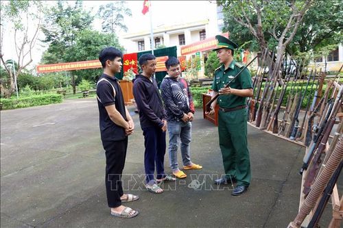 Chiến sĩ đồn Biên phòng Ia Đal tuyên truyền cho người dân trong xã chấp hành pháp luật, không chế tạo, tàng trữ, mua bán, vận chuyển, sử dụng trái phép vũ khí, vật liệu nổ, công cụ hỗ trợ…