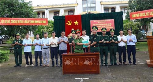 Quảng cảnh buổi bàn giao súng giữa đồn Biên phòng Ia Đal với Công an xã Ia Đal (Quảng Ngãi).