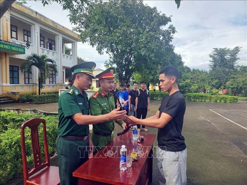Người dân xã vùng biên Ia Đal (Quảng Ngãi) tự nguyện bàn giao súng tự chế cho đồn Biên phòng Ia Đal.