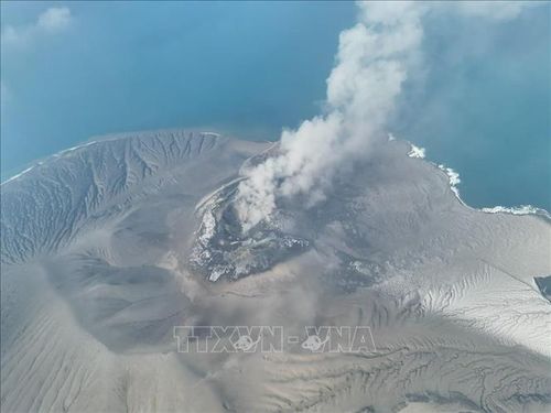 Núi lửa Anak Krakatau ở tỉnh Lampung, Indonesia phun tro bụi, ngày 6/9/2026. Ảnh: THX/TTXVN phát
