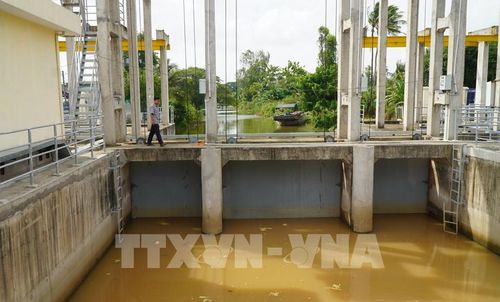 Cống thông minh Mương Khai (xã Tân Bình, tỉnh Đồng Tháp) vận hành để điều tiết nước trong mùa mưa lũ, đảm bảo sản xuất thuận lợi cho hơn 6.050 ha. Ảnh: Nhựt An - TTXVN