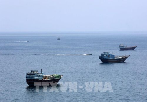 Tàu thuyền tại eo biển Hormuz. Ảnh: THX/TTXVN