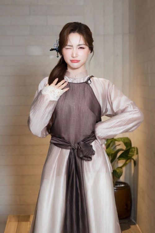 Hòa Minzy chia sẻ câu chuyện dở khóc dở cười về con trai.
